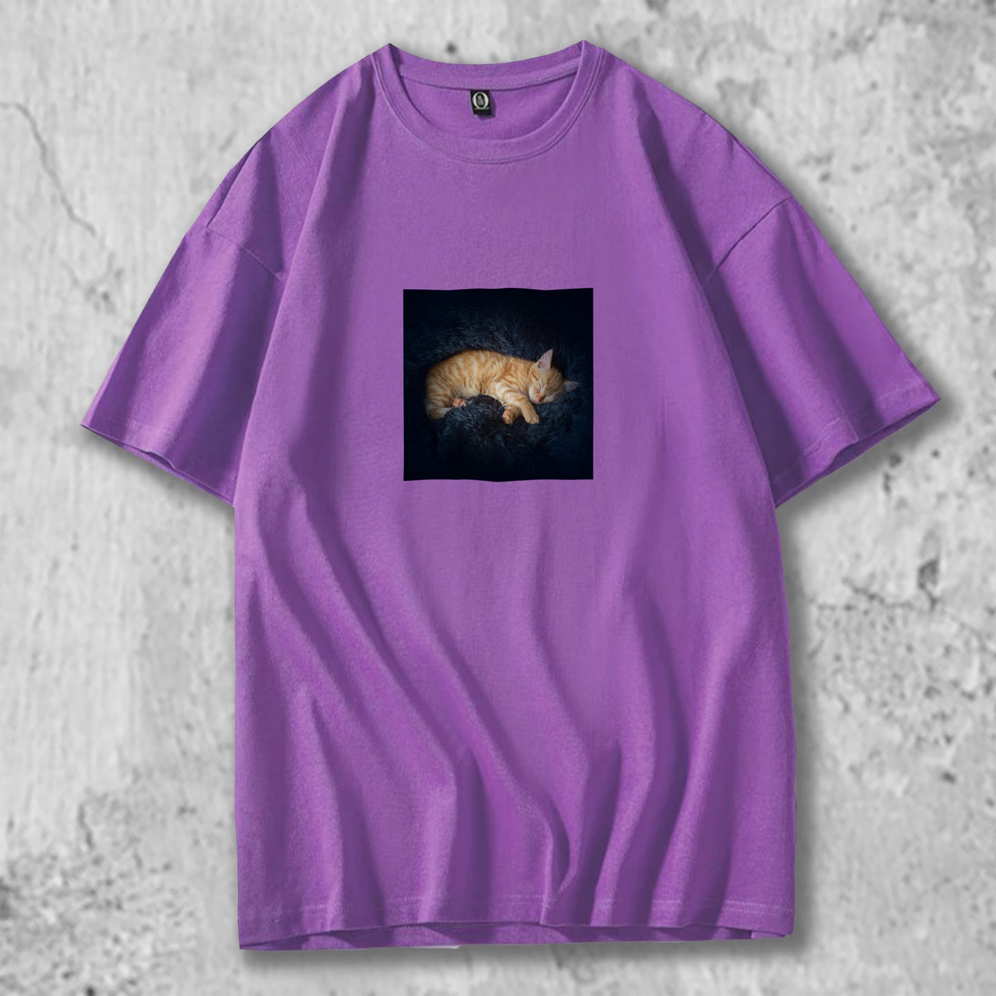 眠る茶トラの写真がプリントされたTシャツの紫