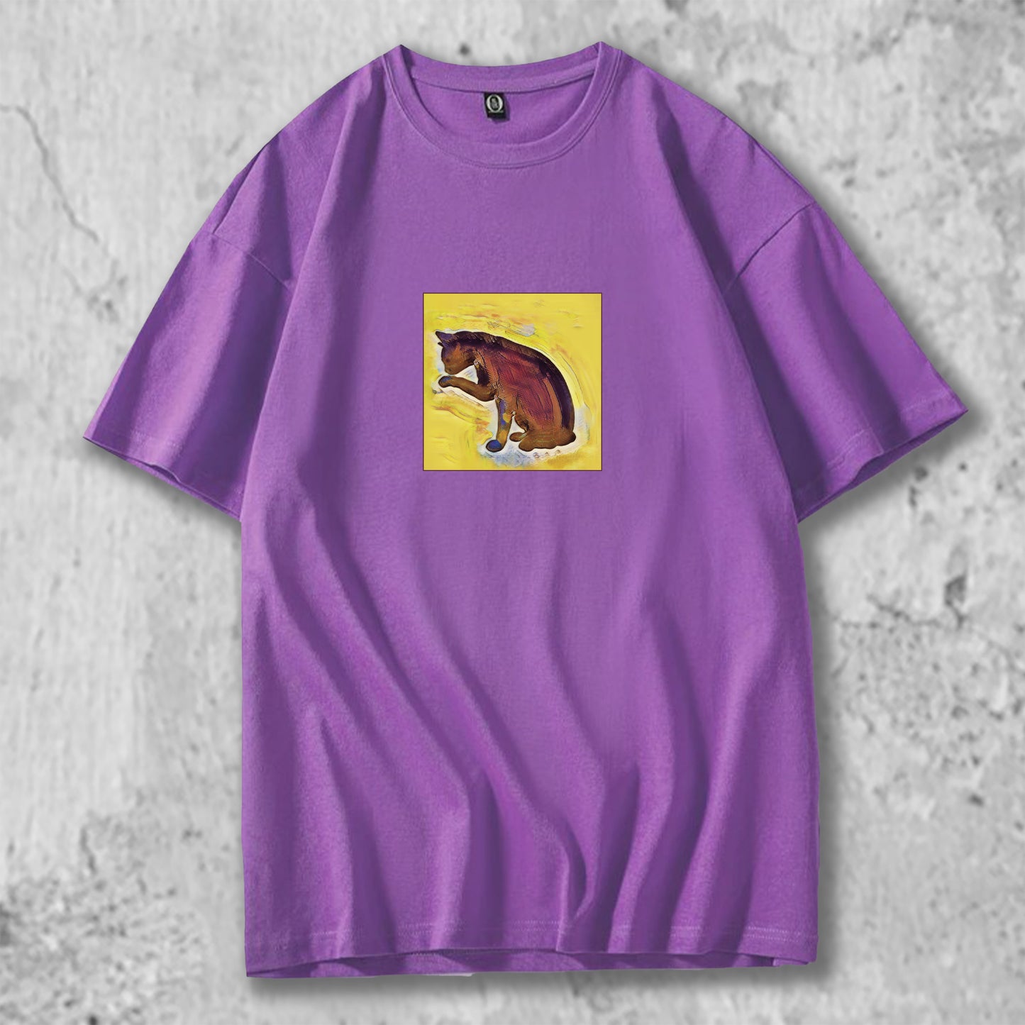 手を舐める猫のイラストがプリントされたTシャツの紫