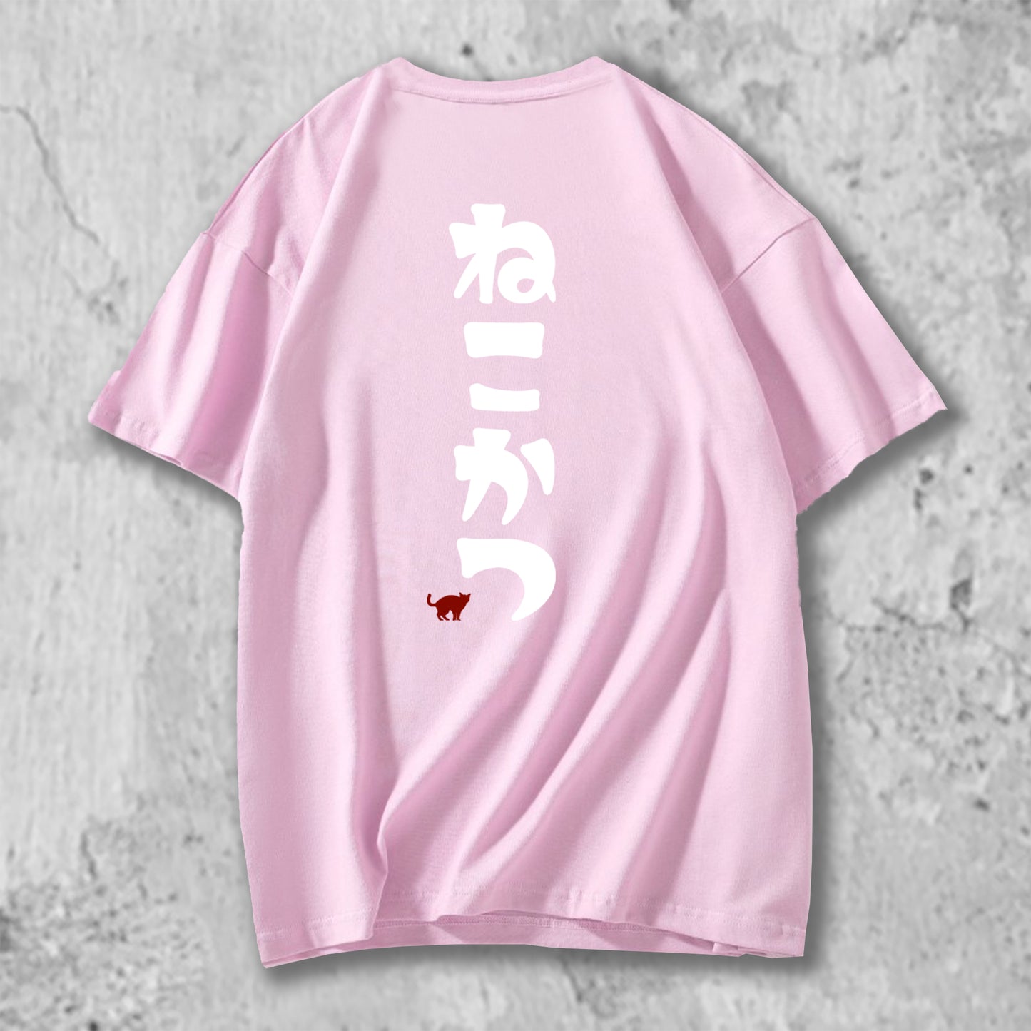 ねこかつのロゴがバックプリントされたTシャツのピンク