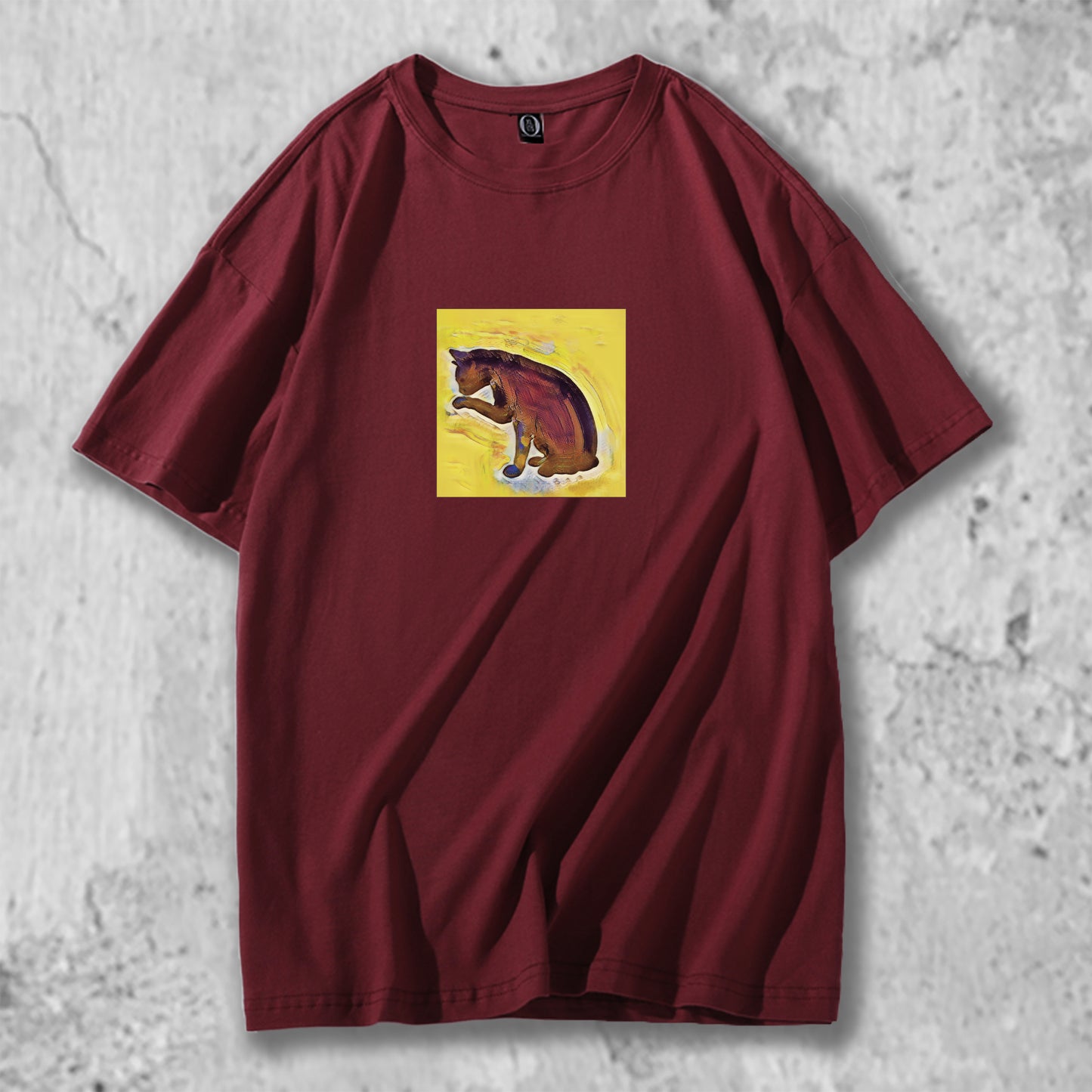 手を舐める猫のイラストがプリントされたTシャツのバーガンディ