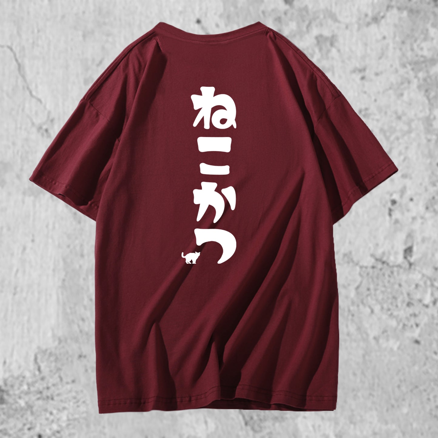 ねこかつのロゴがバックプリントされたTシャツのバーガンディ