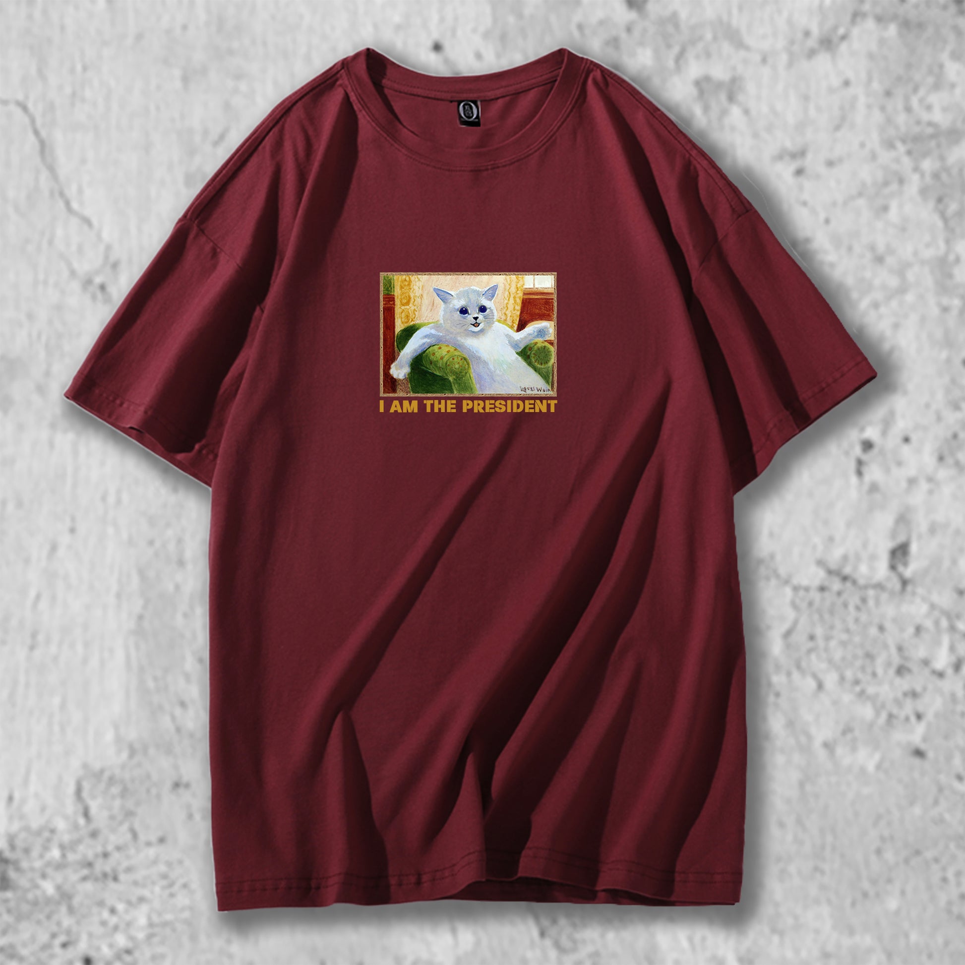 白猫のイラストがプリントされたTシャツのバーガンディ