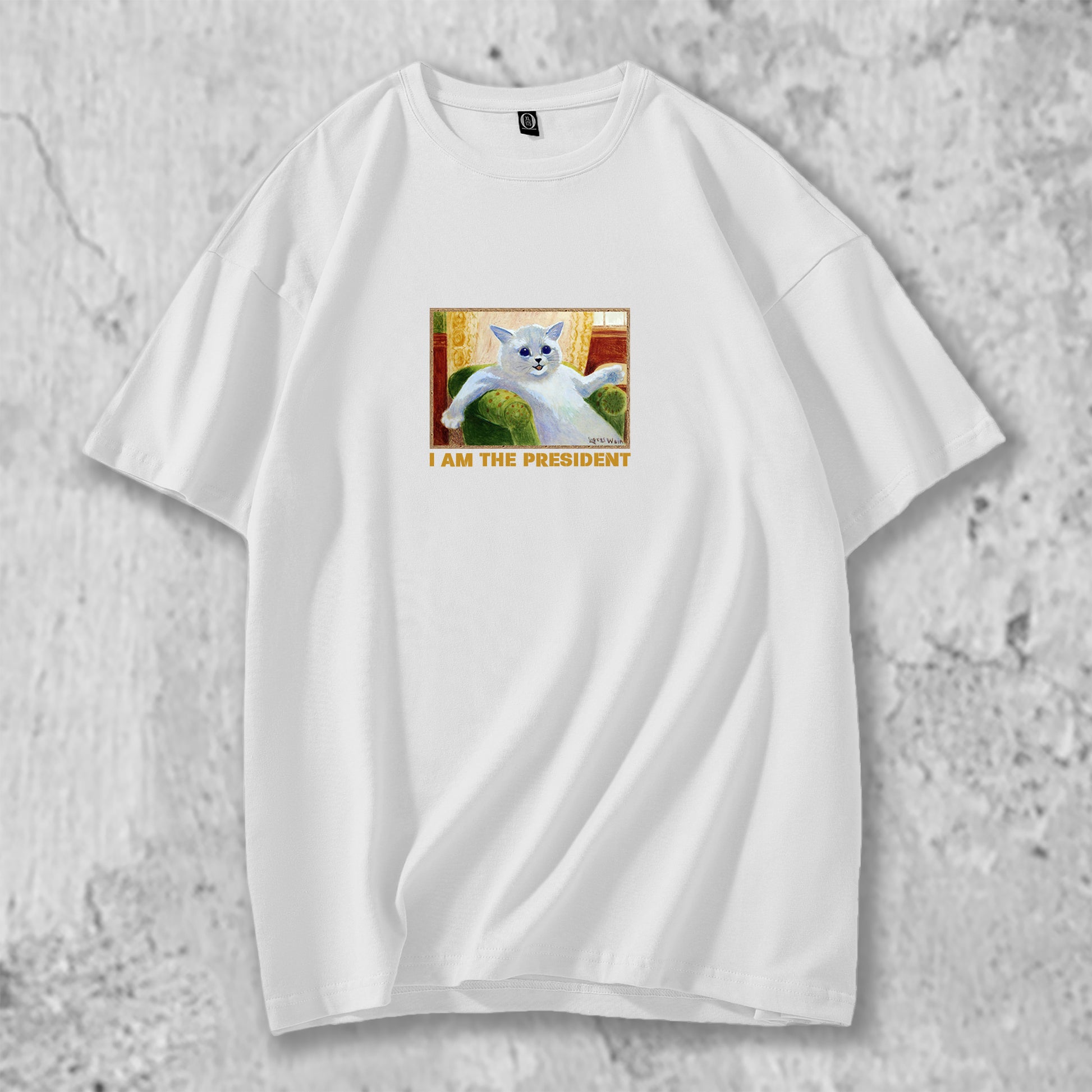 白猫のイラストがプリントされたTシャツの白
