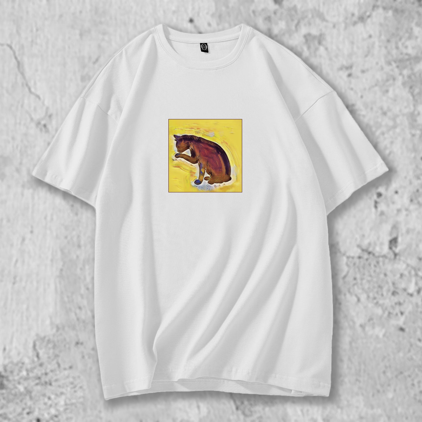 手を舐める猫のイラストがプリントされたTシャツの白