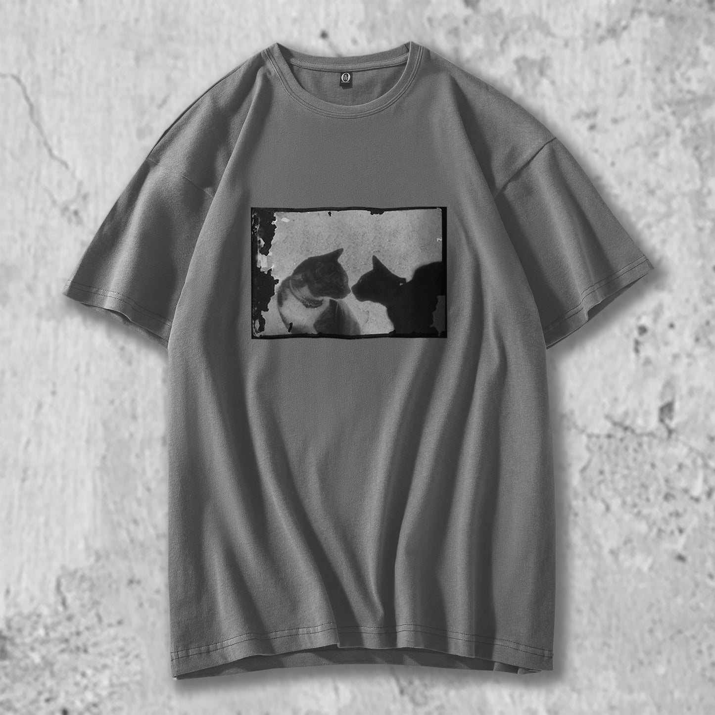 猫フォトがフロントにプリントされたTシャツのダークグレー