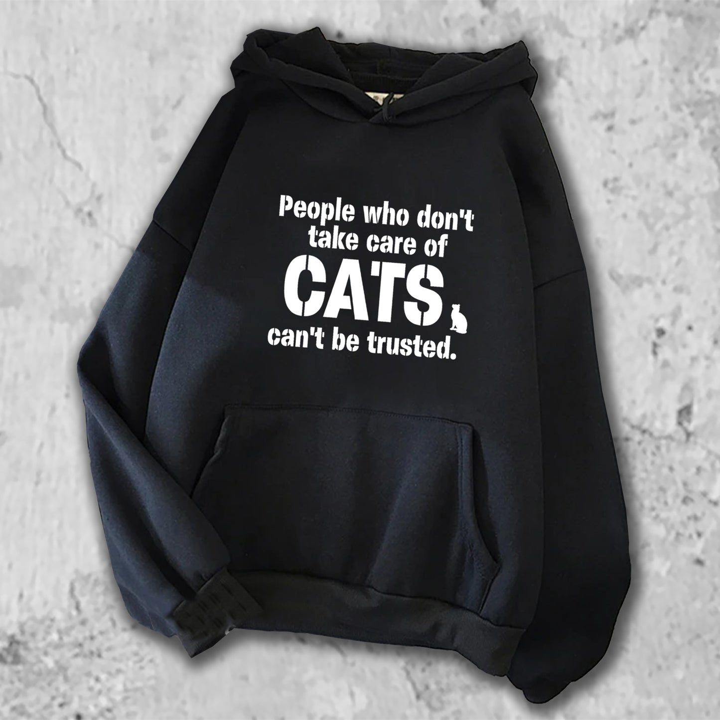 「猫を大事に扱わない人を私は信用しない。」がプリントされたパーカー ブラック