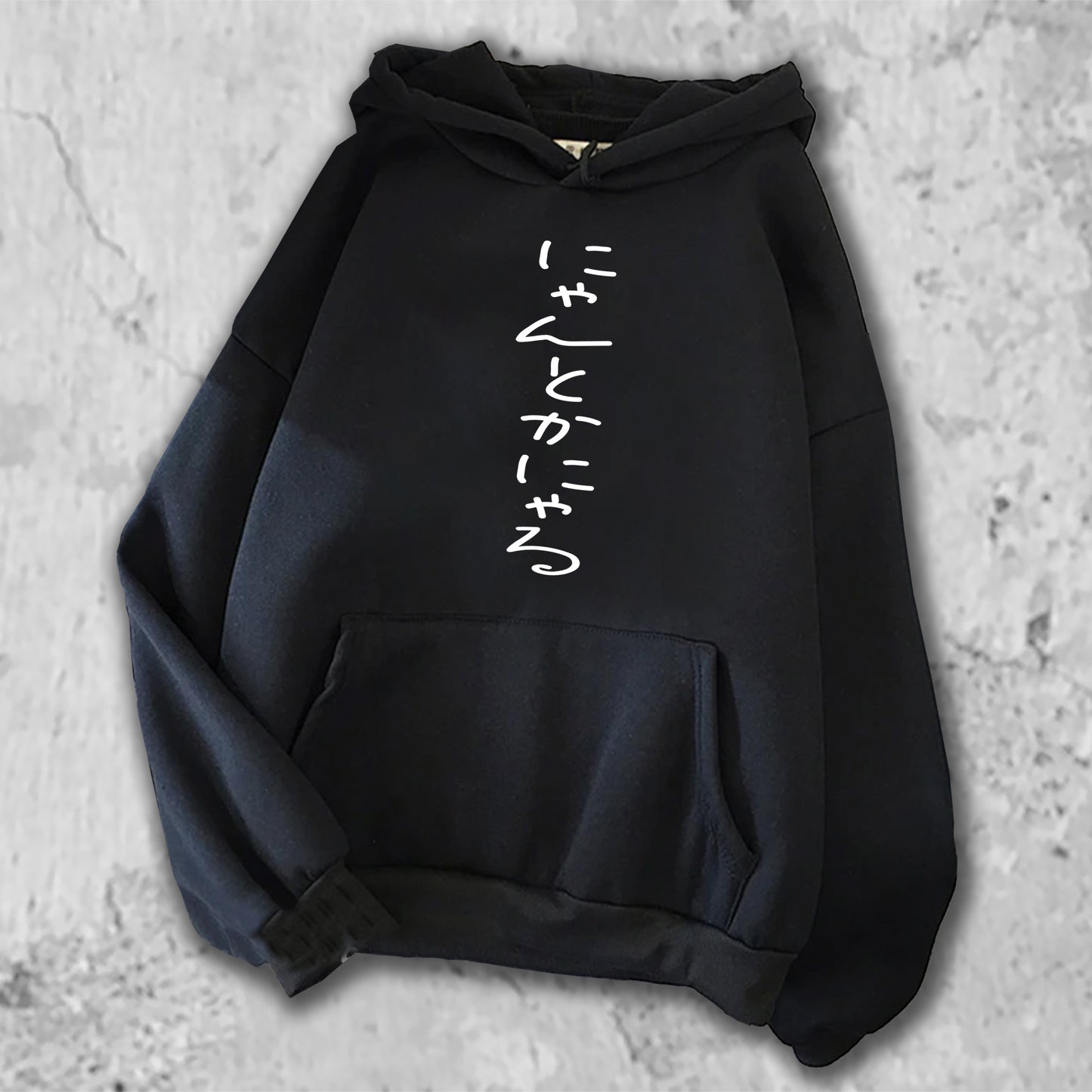 にゃんとかにゃる、とプリントされたTシャツの黒