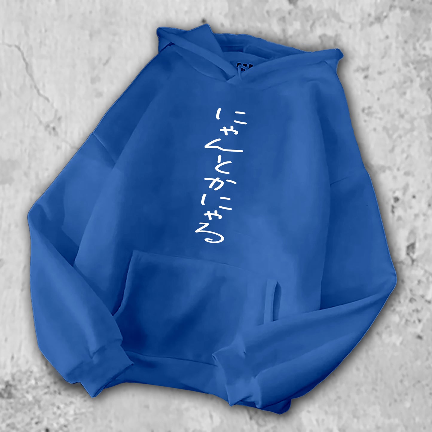にゃんとかにゃる、とプリントされたTシャツのブルー