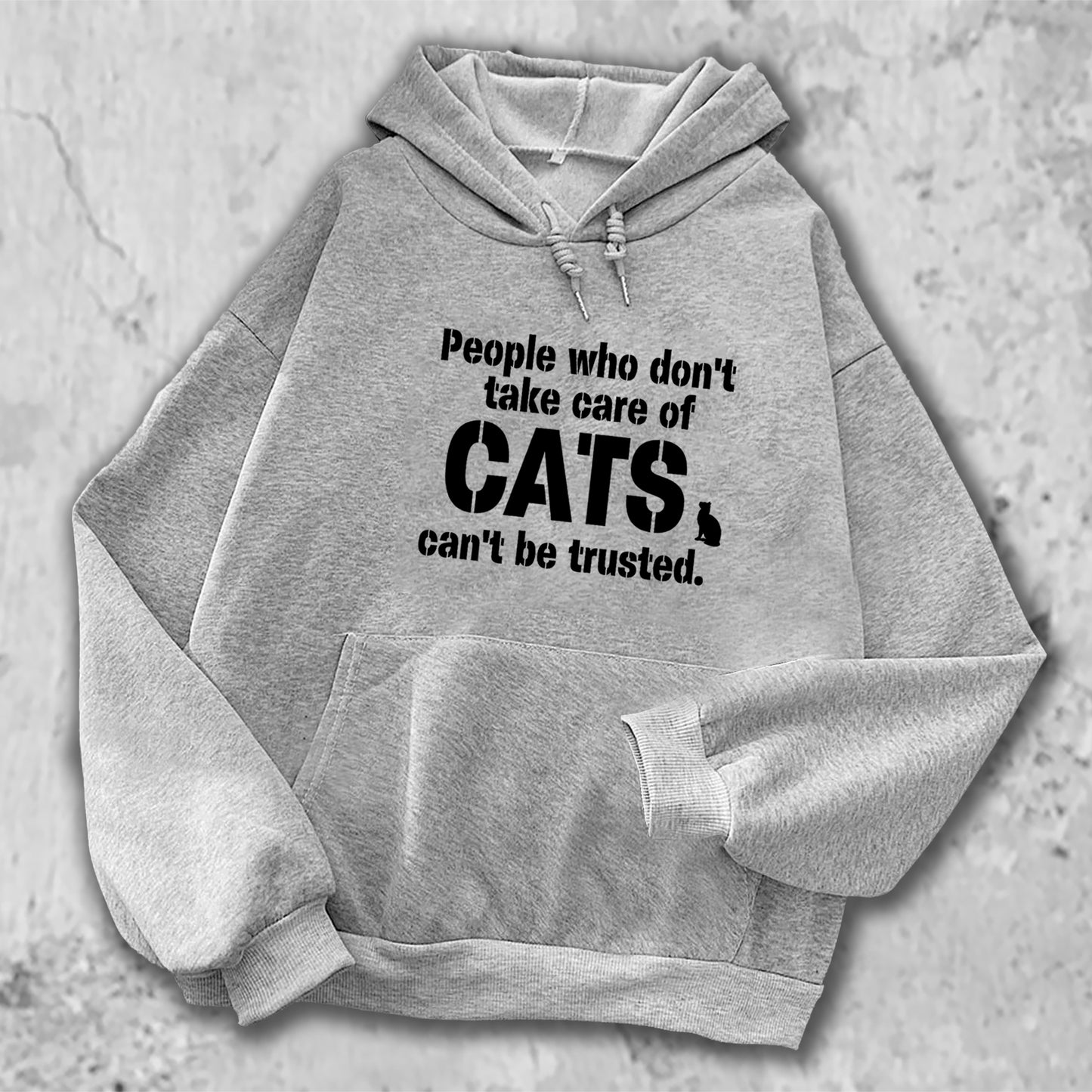 「猫を大事に扱わない人を私は信用しない。」がプリントされたパーカー グレー