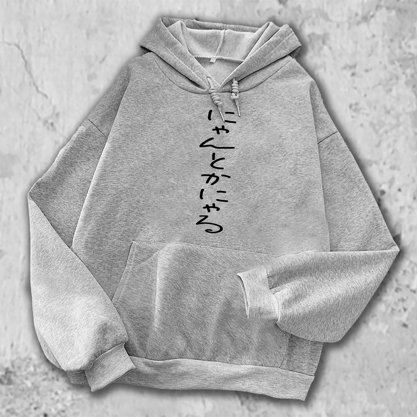 にゃんとかにゃる、とプリントされたTシャツのグレー