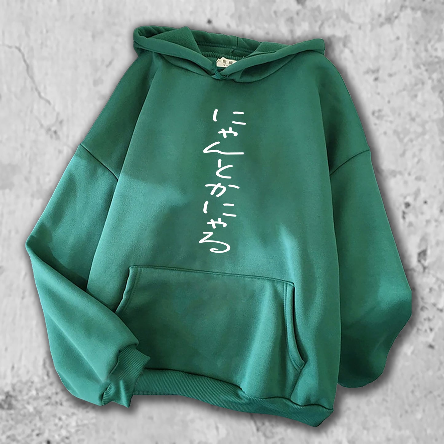 にゃんとかにゃる、とプリントされたTシャツのグリーン