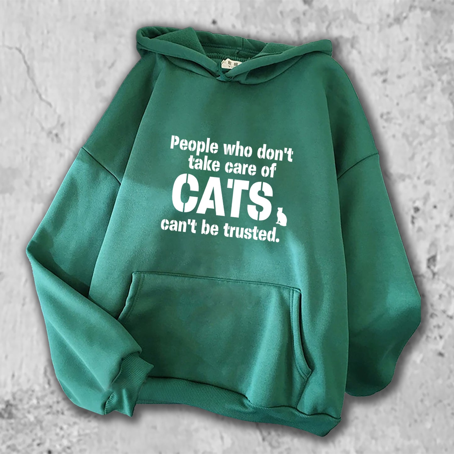「猫を大事に扱わない人を私は信用しない。」がプリントされたパーカー グリーン