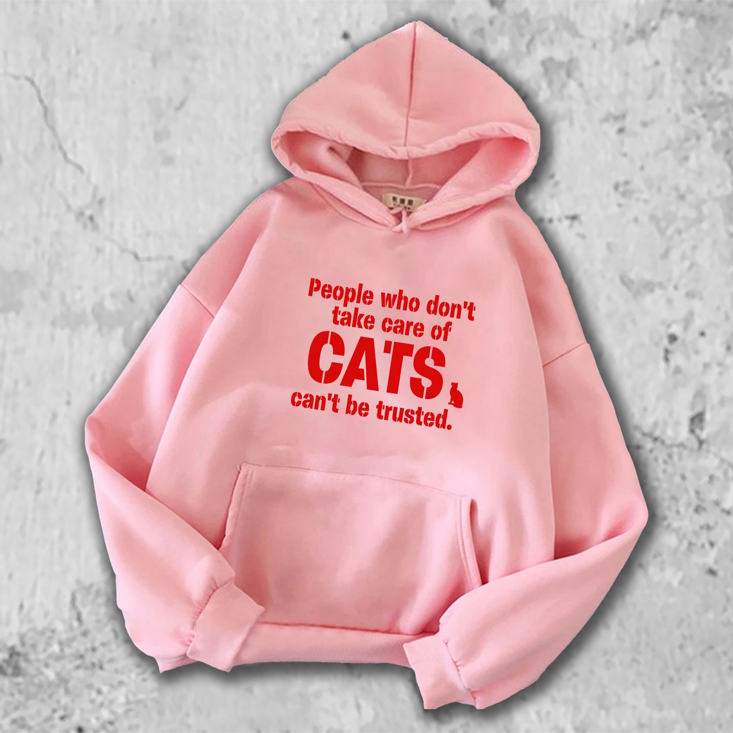 「猫を大事に扱わない人を私は信用しない。」がプリントされたパーカー ピンク