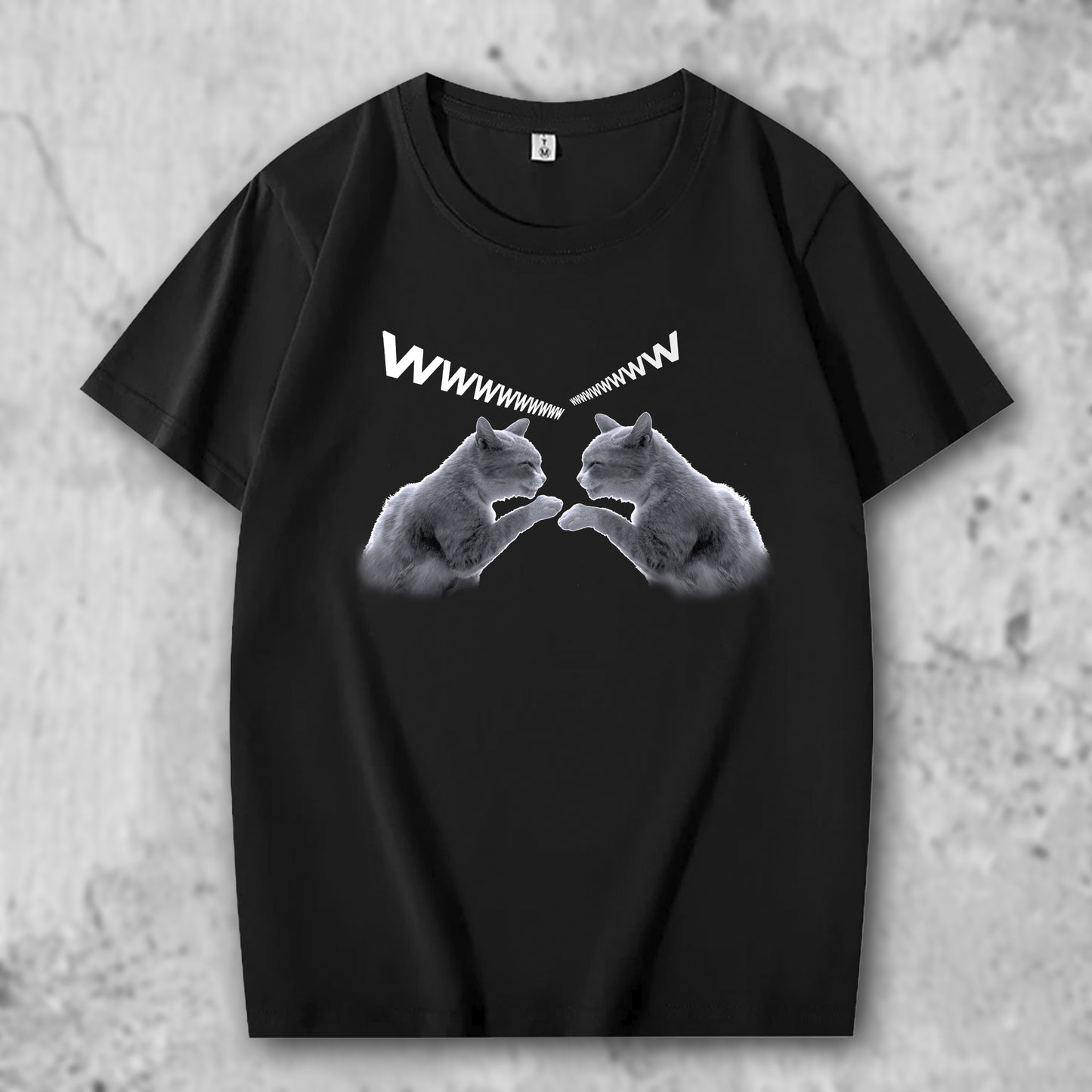 笑う猫の写真がプリントされたTシャツの黒