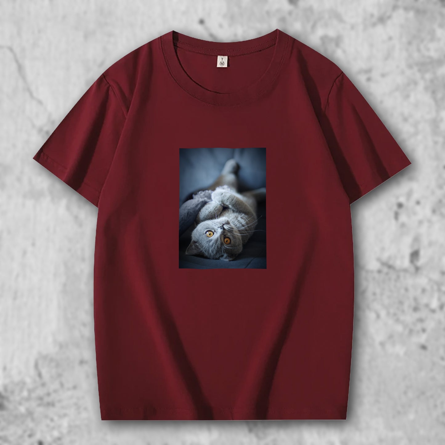 ブリティッシュショートへアの写真がプリントされたTシャツのクリムゾンレッド