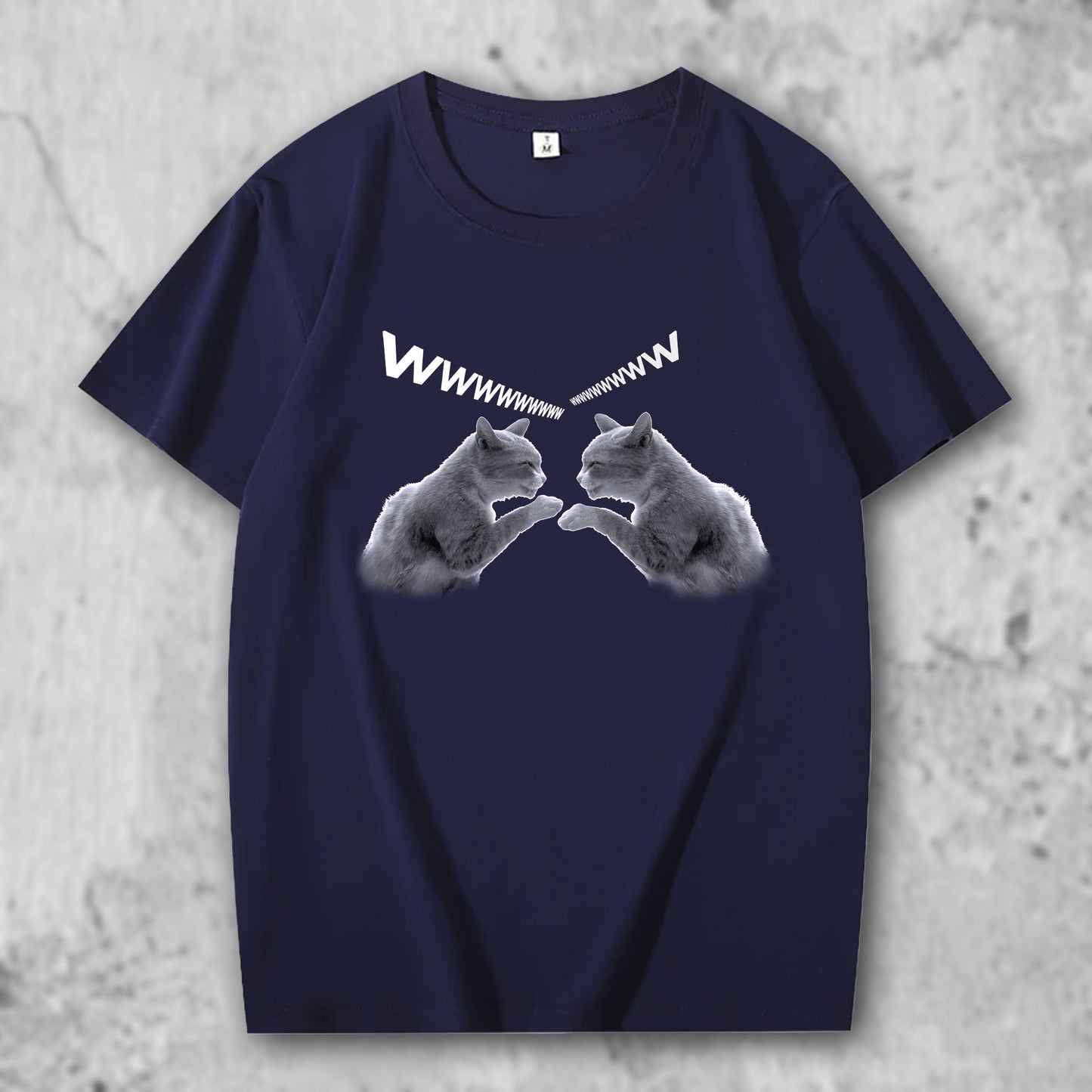 笑う猫の写真がプリントされたTシャツのダークブルー
