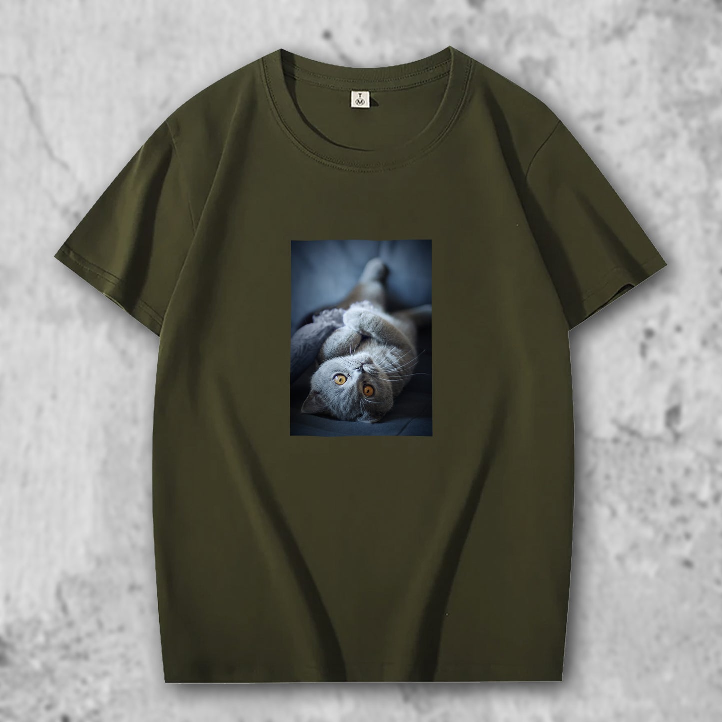 ブリティッシュショートへアの写真がプリントされたTシャツのダークグリーン