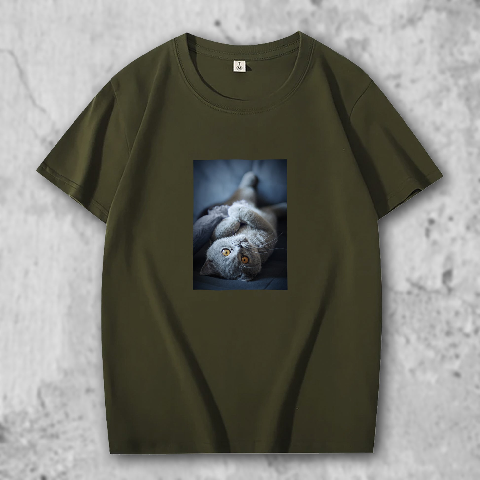 ブリティッシュショートへアの写真がプリントされたTシャツのダークグリーン