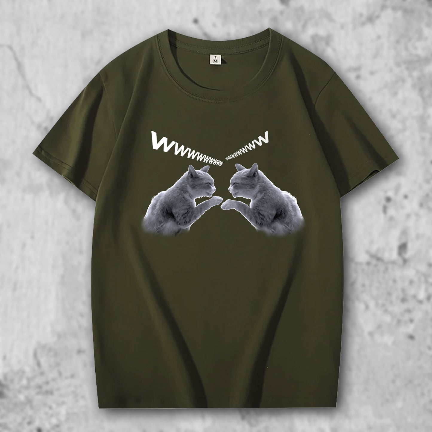 笑う猫の写真がプリントされたTシャツのダークグリーン