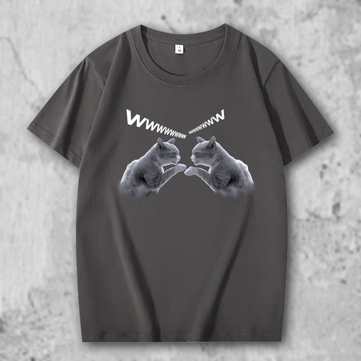 笑う猫の写真がプリントされたTシャツのダークグレー