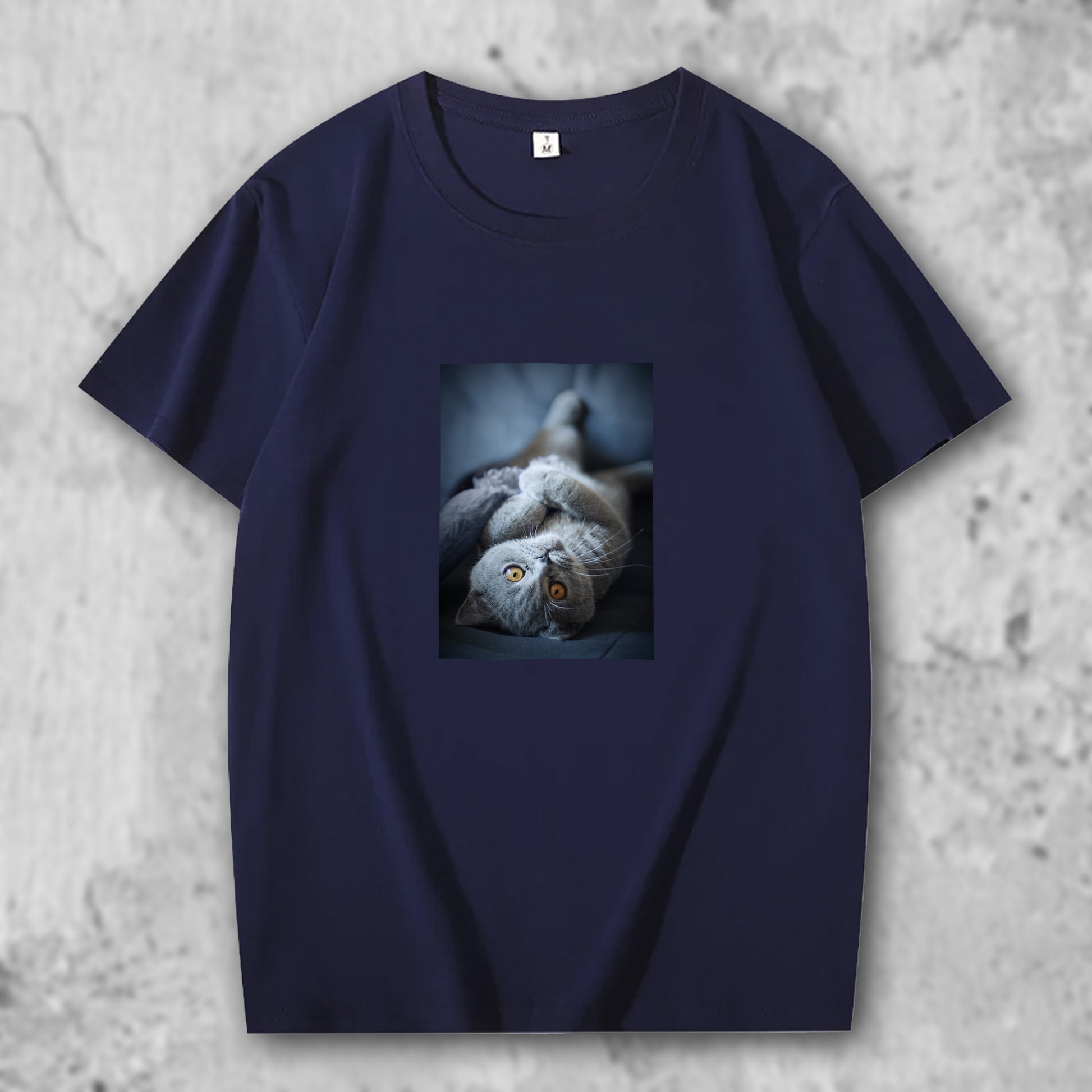 ブリティッシュショートへアの写真がプリントされたTシャツのダークブルー
