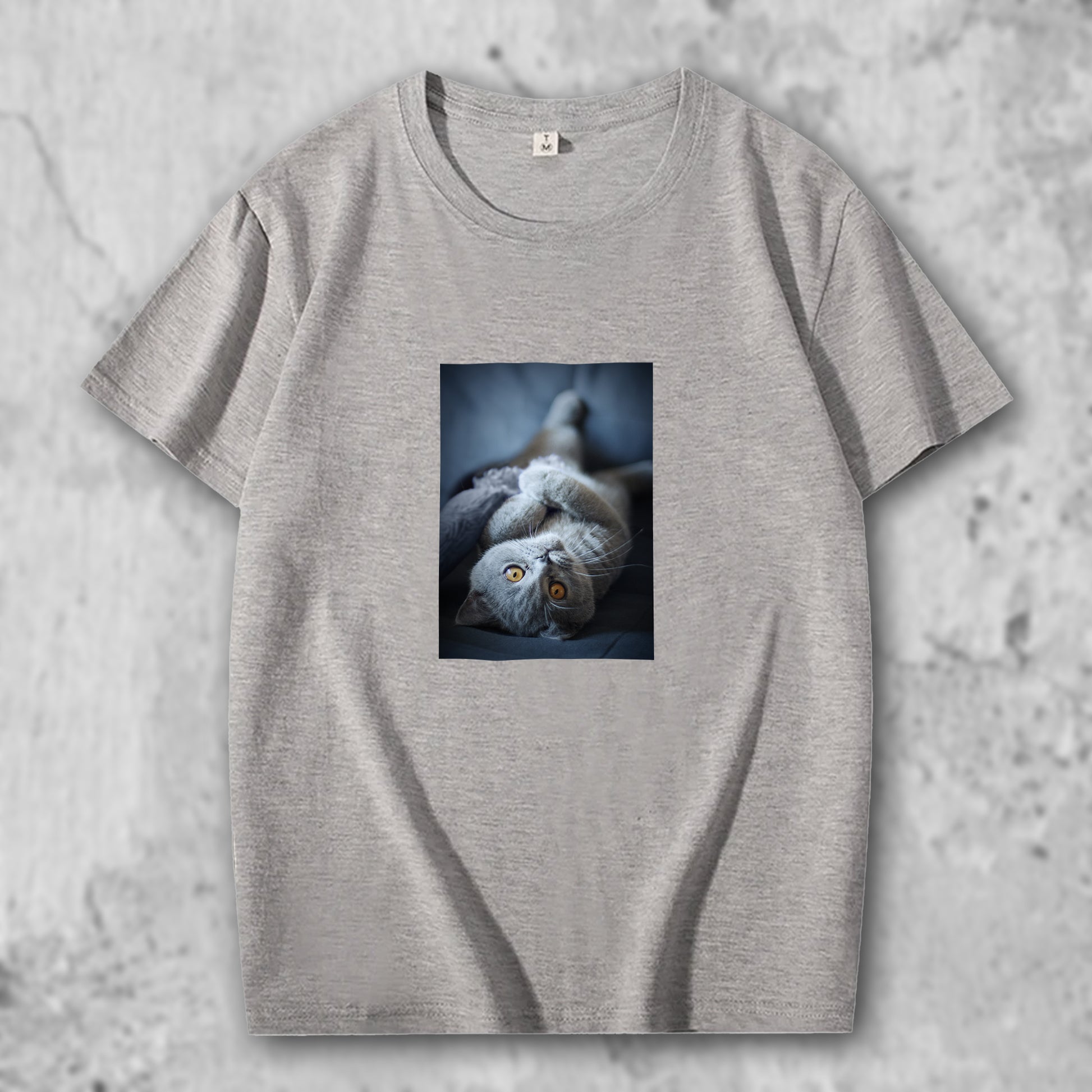 ブリティッシュショートへアの写真がプリントされたTシャツのグレー