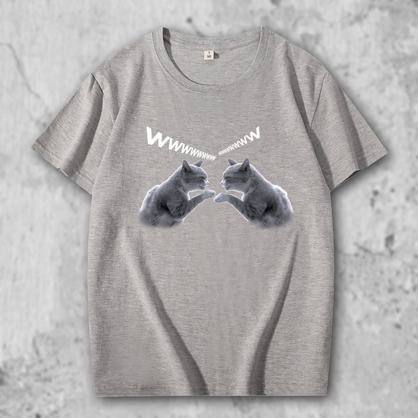 笑う猫の写真がプリントされたTシャツのグレー