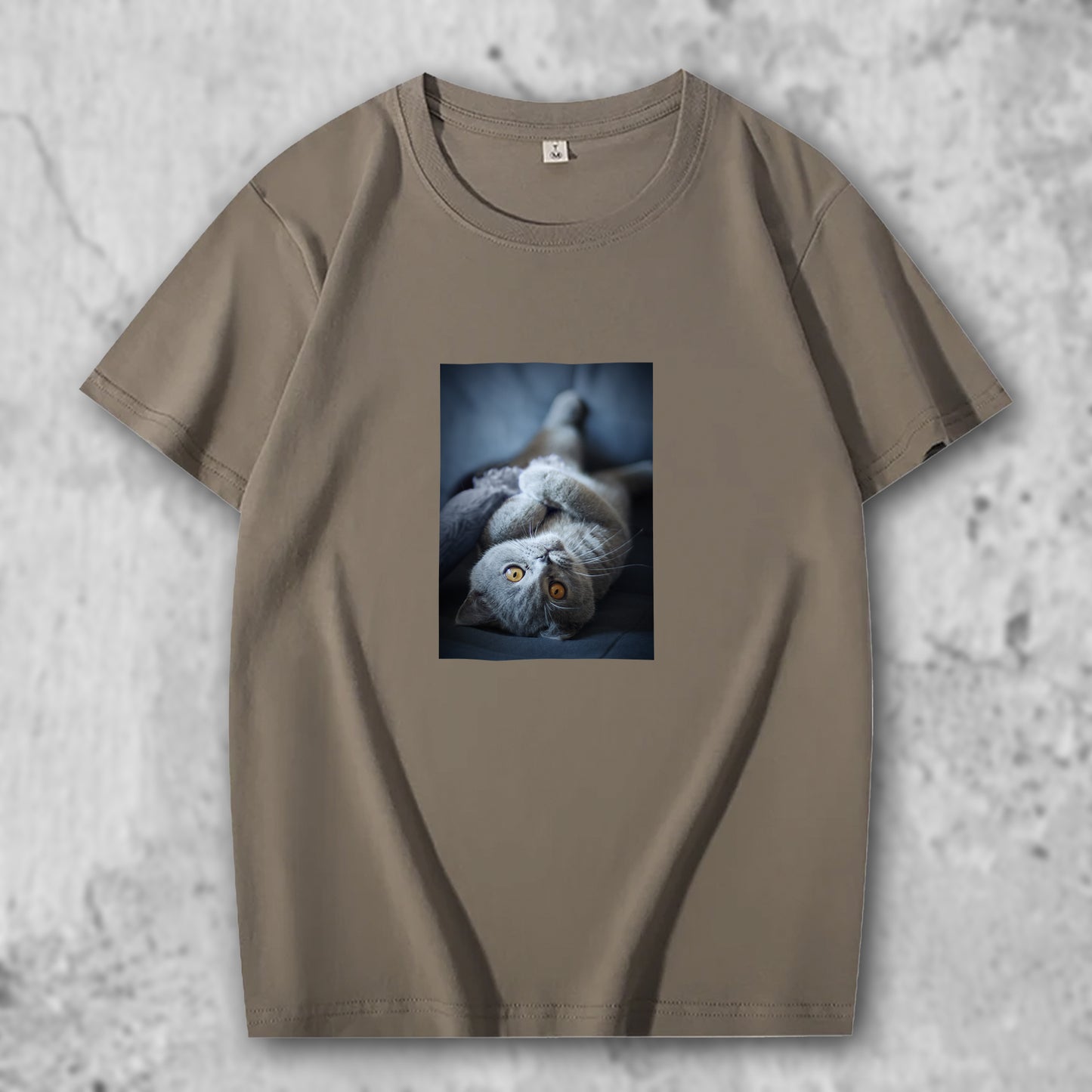 ブリティッシュショートへアの写真がプリントされたTシャツのカーキ