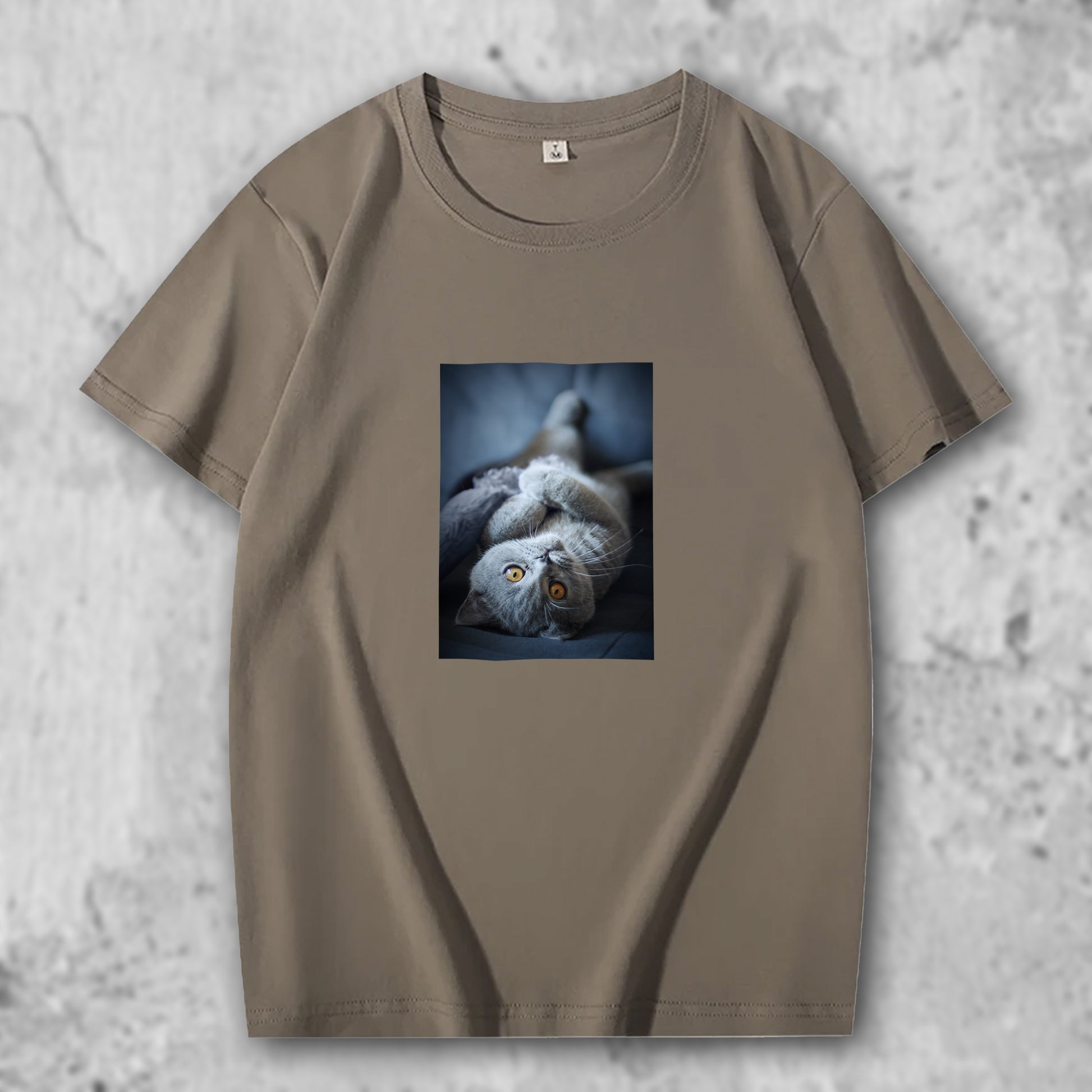 ブリティッシュショートへアの写真がプリントされたTシャツのカーキ