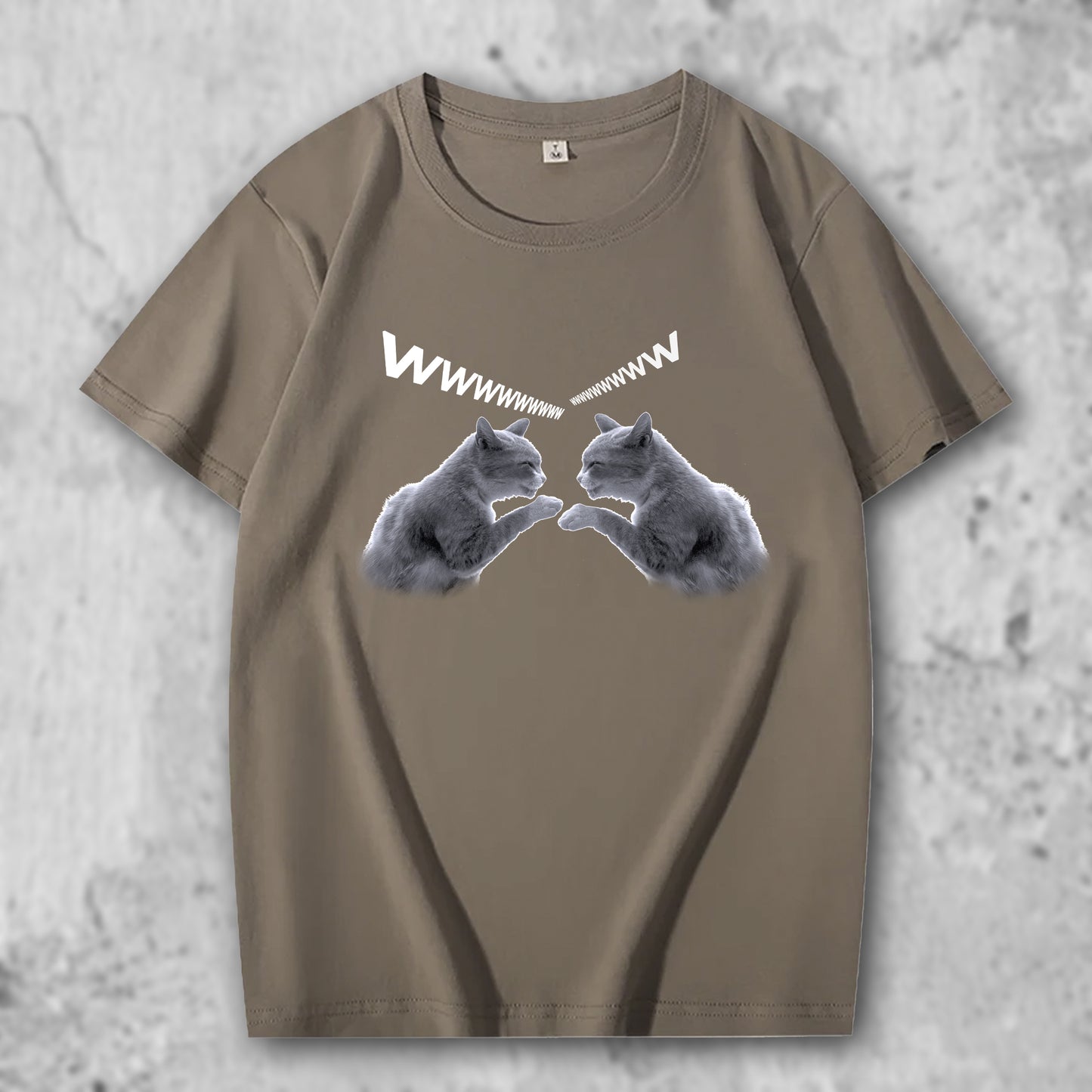 笑う猫の写真がプリントされたTシャツのカーキ