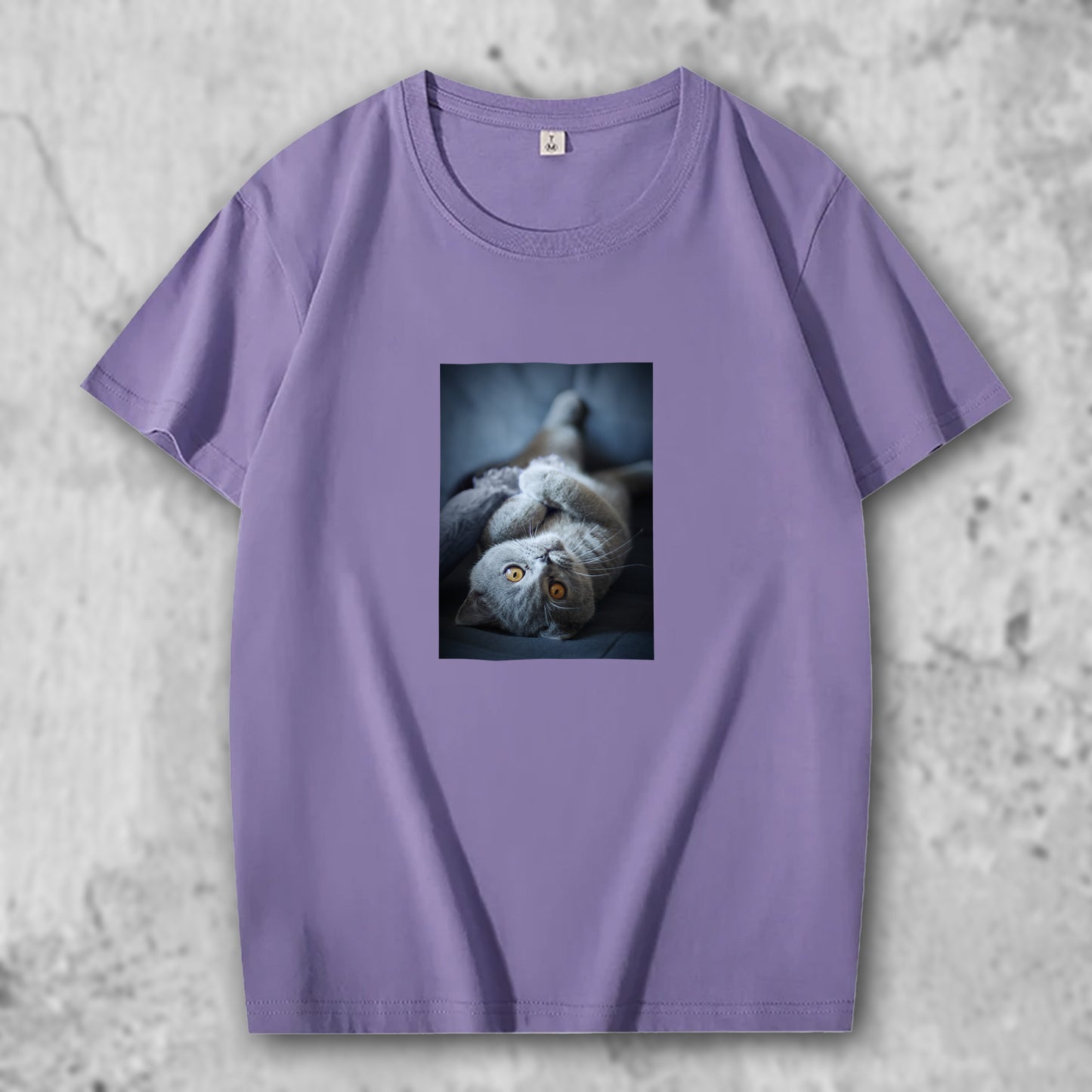ブリティッシュショートへアの写真がプリントされたTシャツの紫