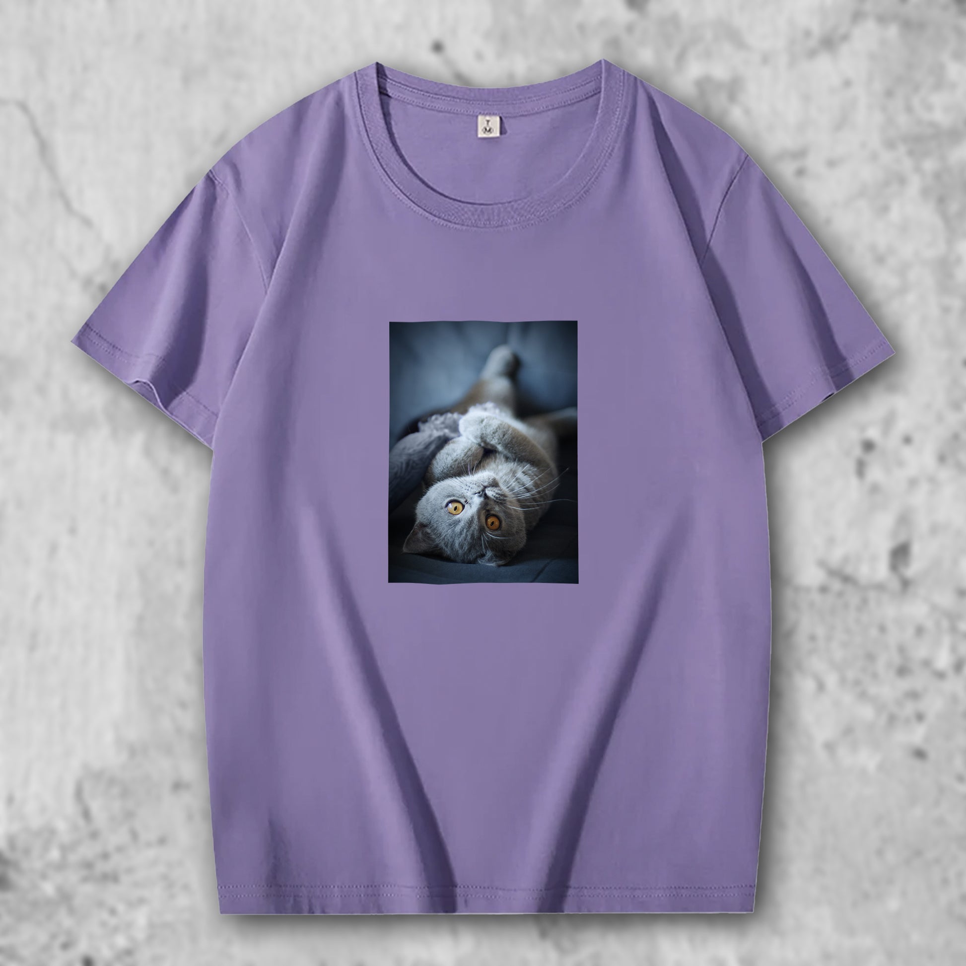 ブリティッシュショートへアの写真がプリントされたTシャツの紫