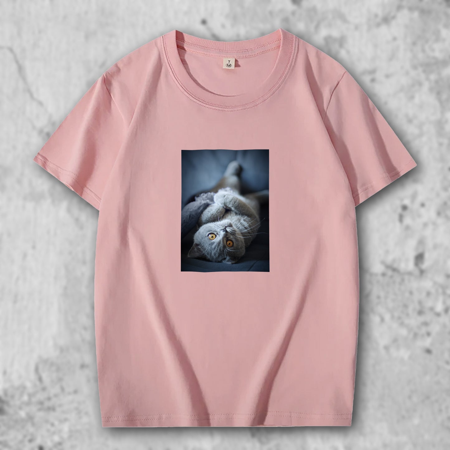 ブリティッシュショートへアの写真がプリントされたTシャツのピンク