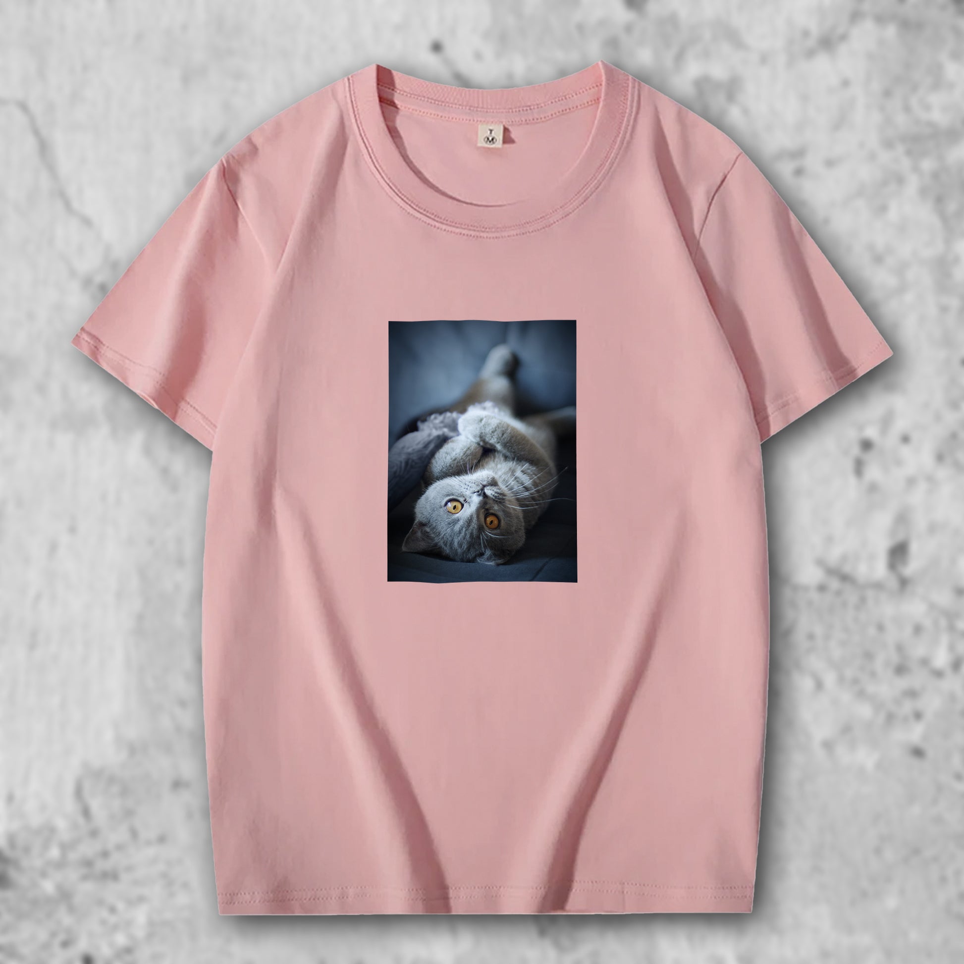 ブリティッシュショートへアの写真がプリントされたTシャツのピンク