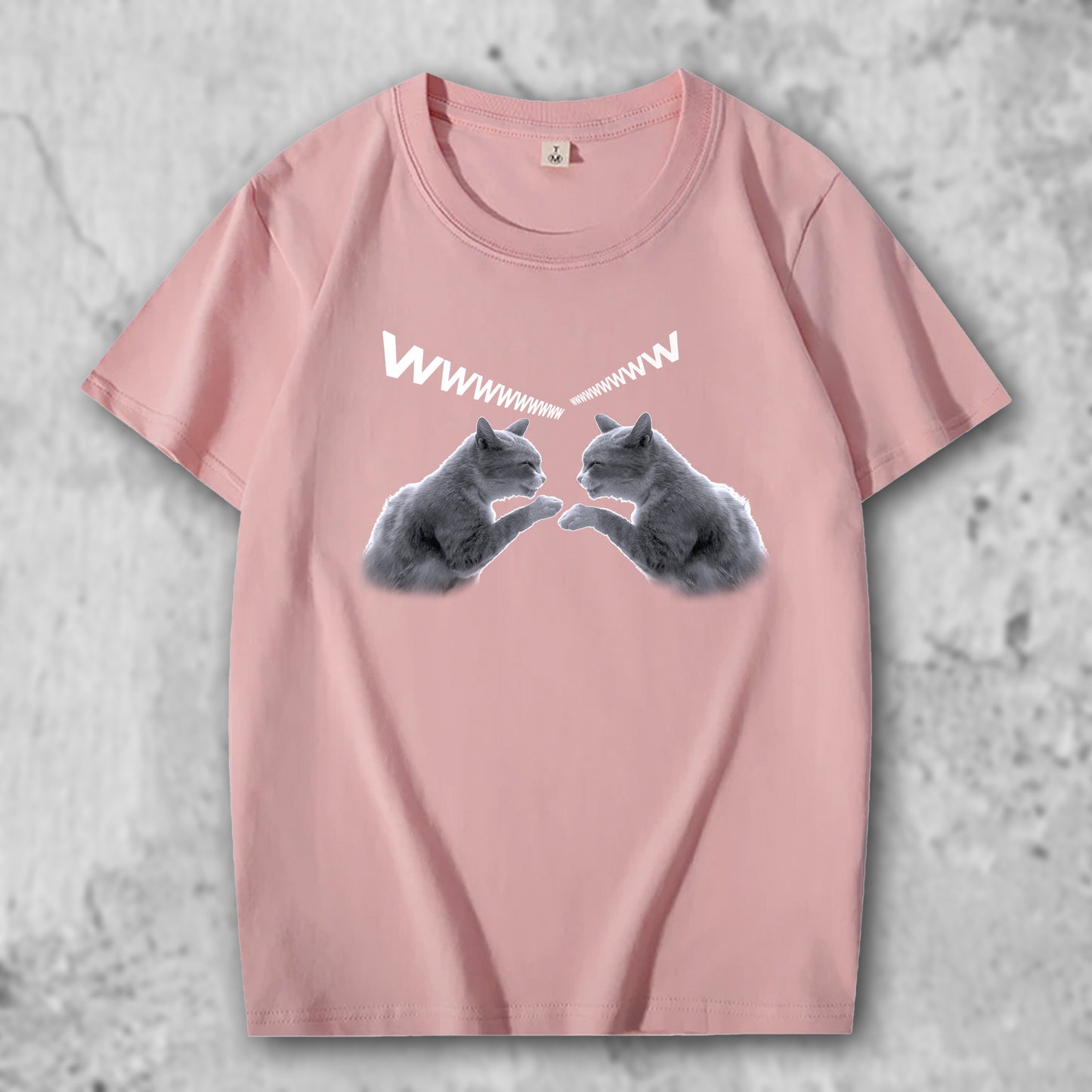 笑う猫の写真がプリントされたTシャツのピンク
