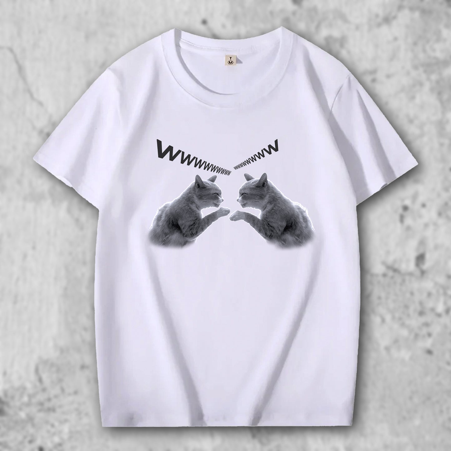 笑う猫の写真がプリントされたTシャツの白