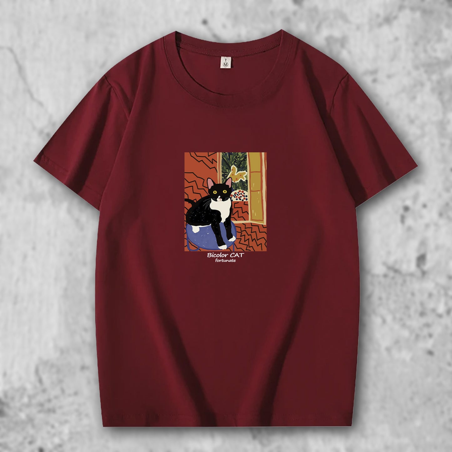 マティスのブチ猫の作品がプリントされたTシャツのクリムゾンレッド