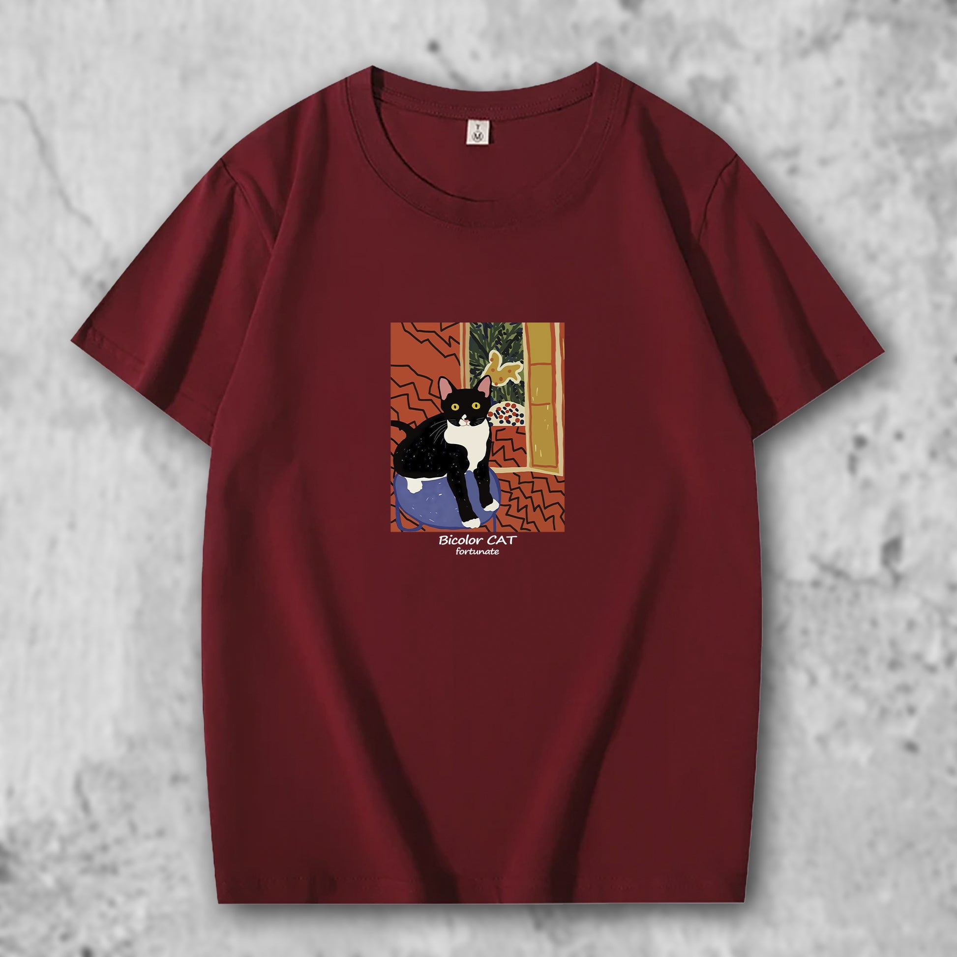 マティスのブチ猫の作品がプリントされたTシャツのクリムゾンレッド