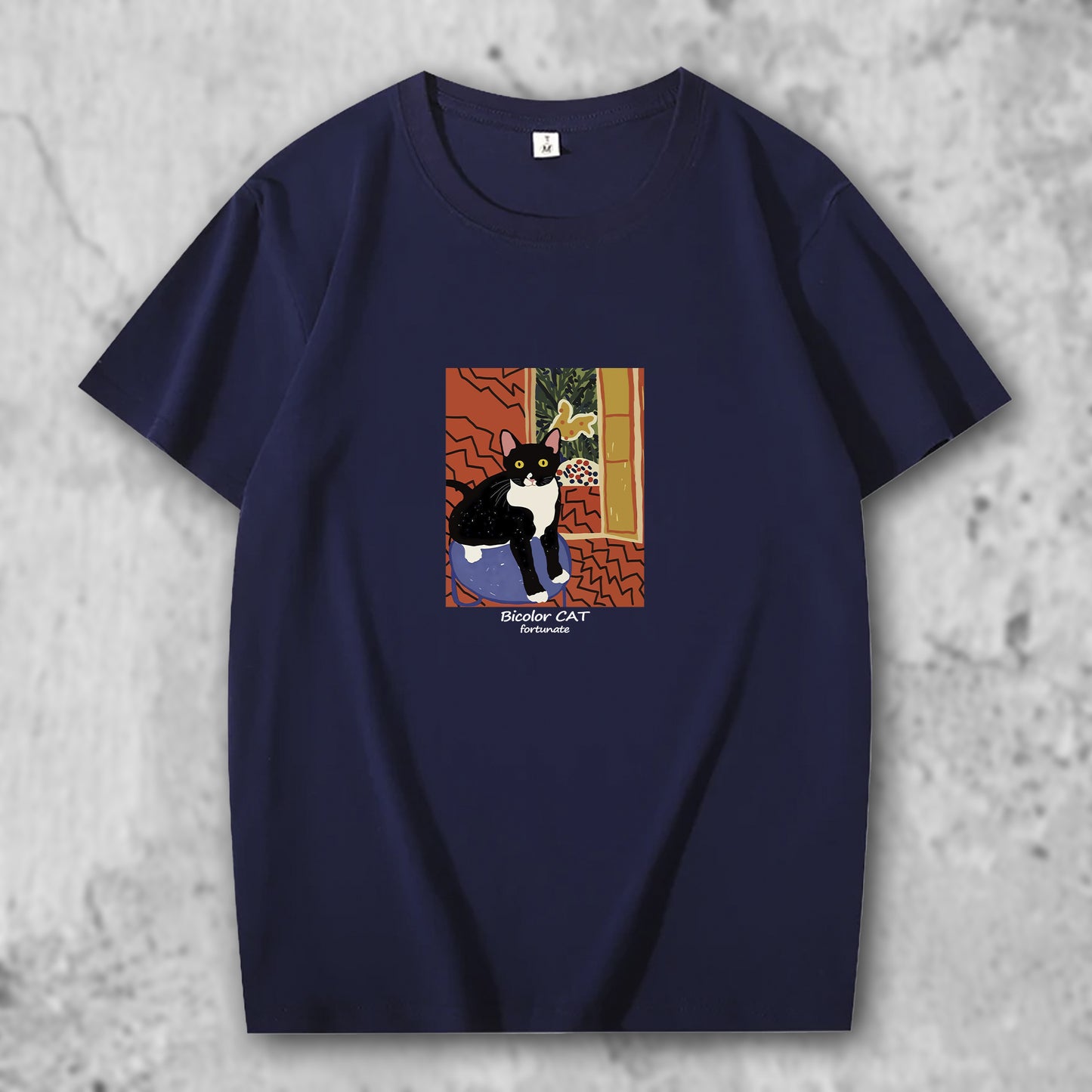 マティスのブチ猫の作品がプリントされたTシャツのダークブルー