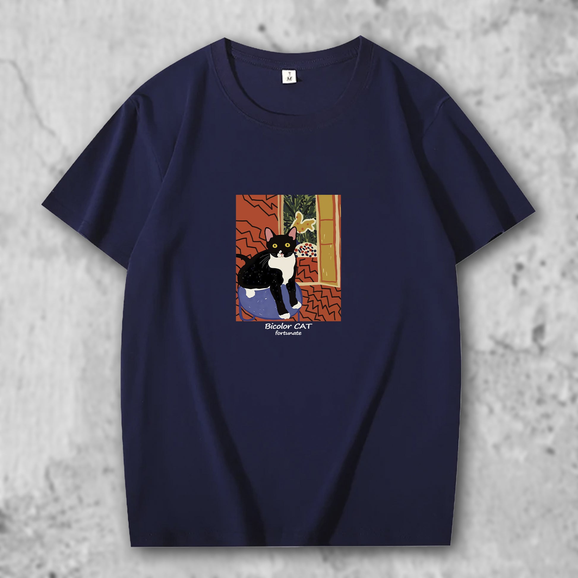マティスのブチ猫の作品がプリントされたTシャツのダークブルー