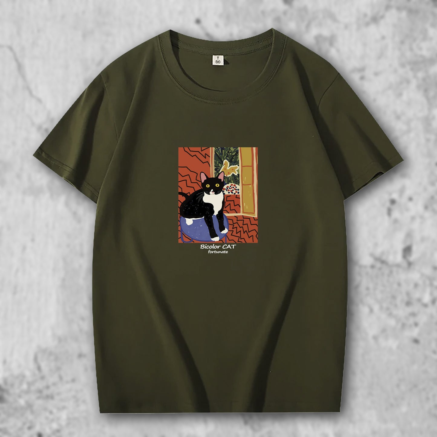 マティスのブチ猫の作品がプリントされたTシャツのダークグリーン