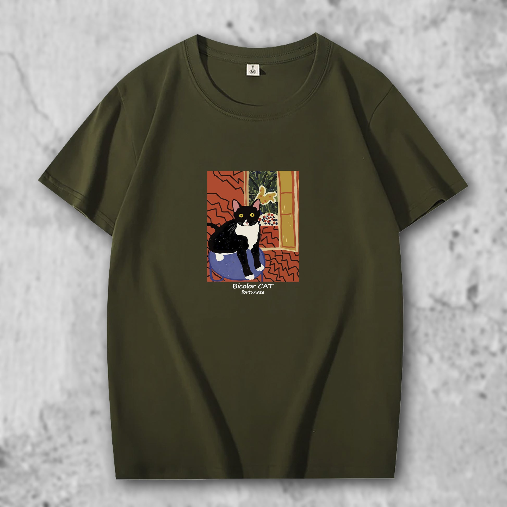 マティスのブチ猫の作品がプリントされたTシャツのダークグリーン