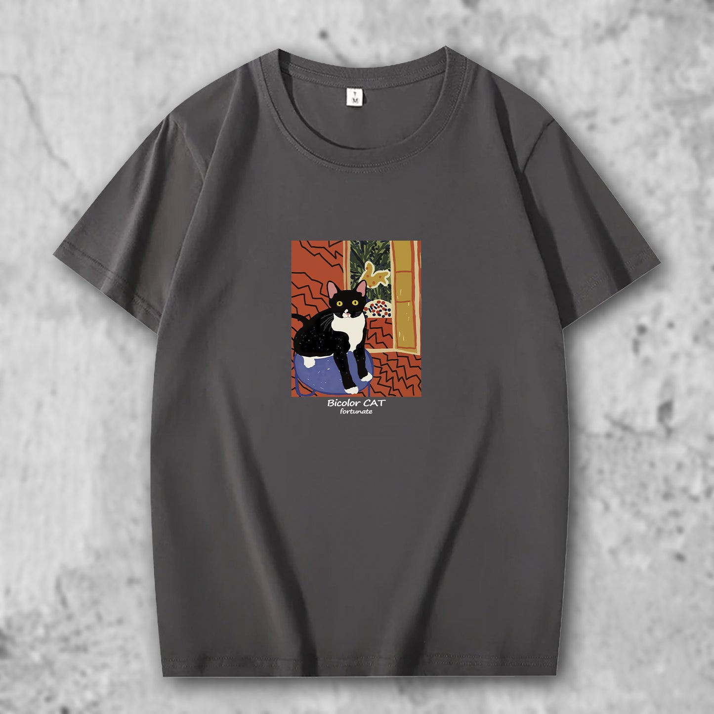 マティスのブチ猫の作品がプリントされたTシャツのダークグレー