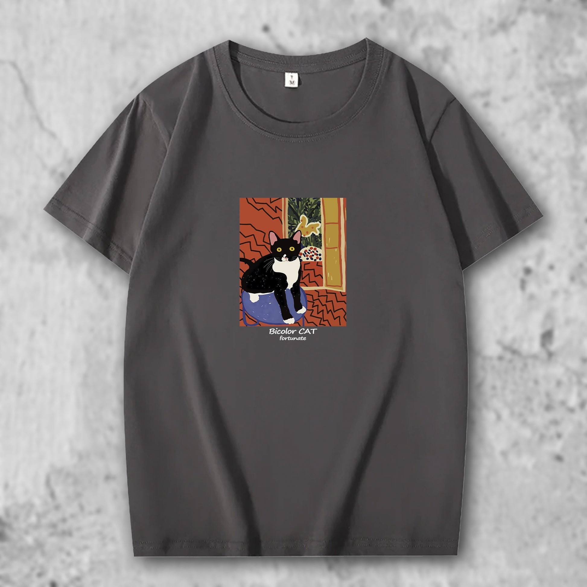 マティスのブチ猫の作品がプリントされたTシャツのダークグレー
