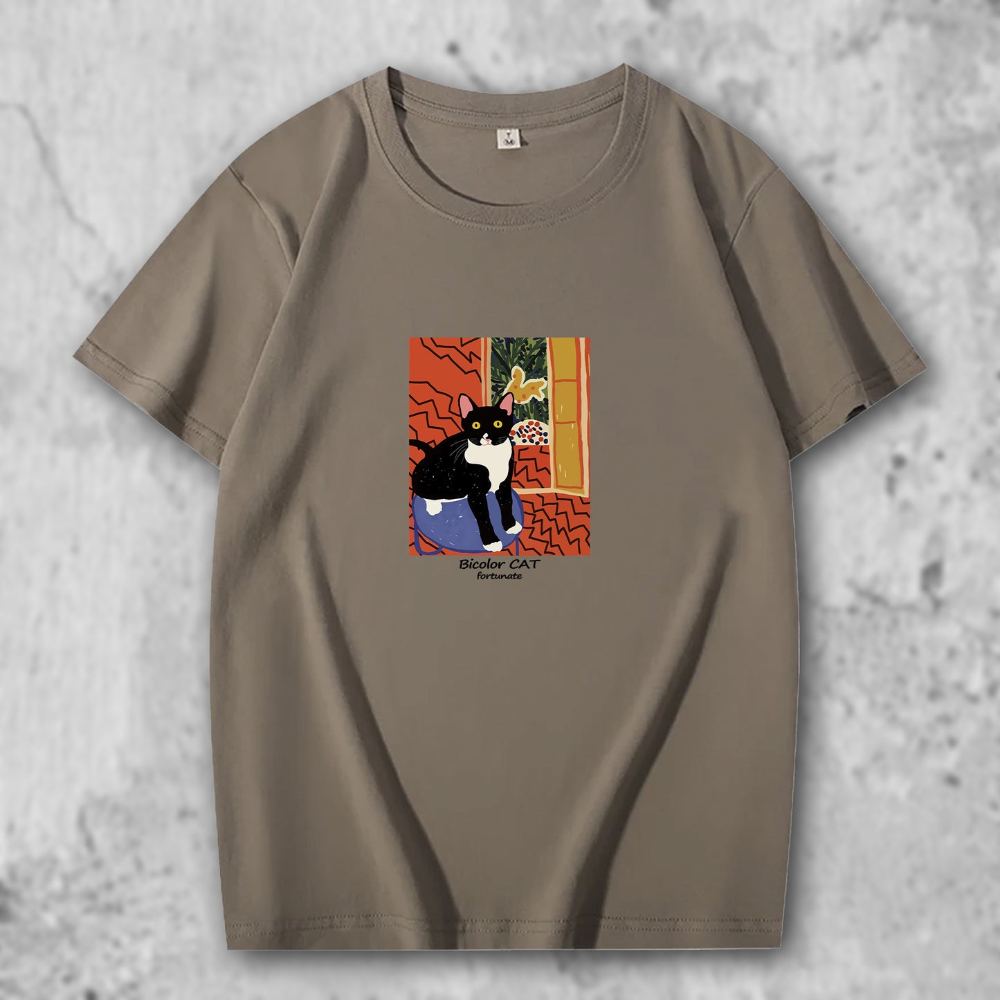 マティスのブチ猫の作品がプリントされたTシャツのカーキ
