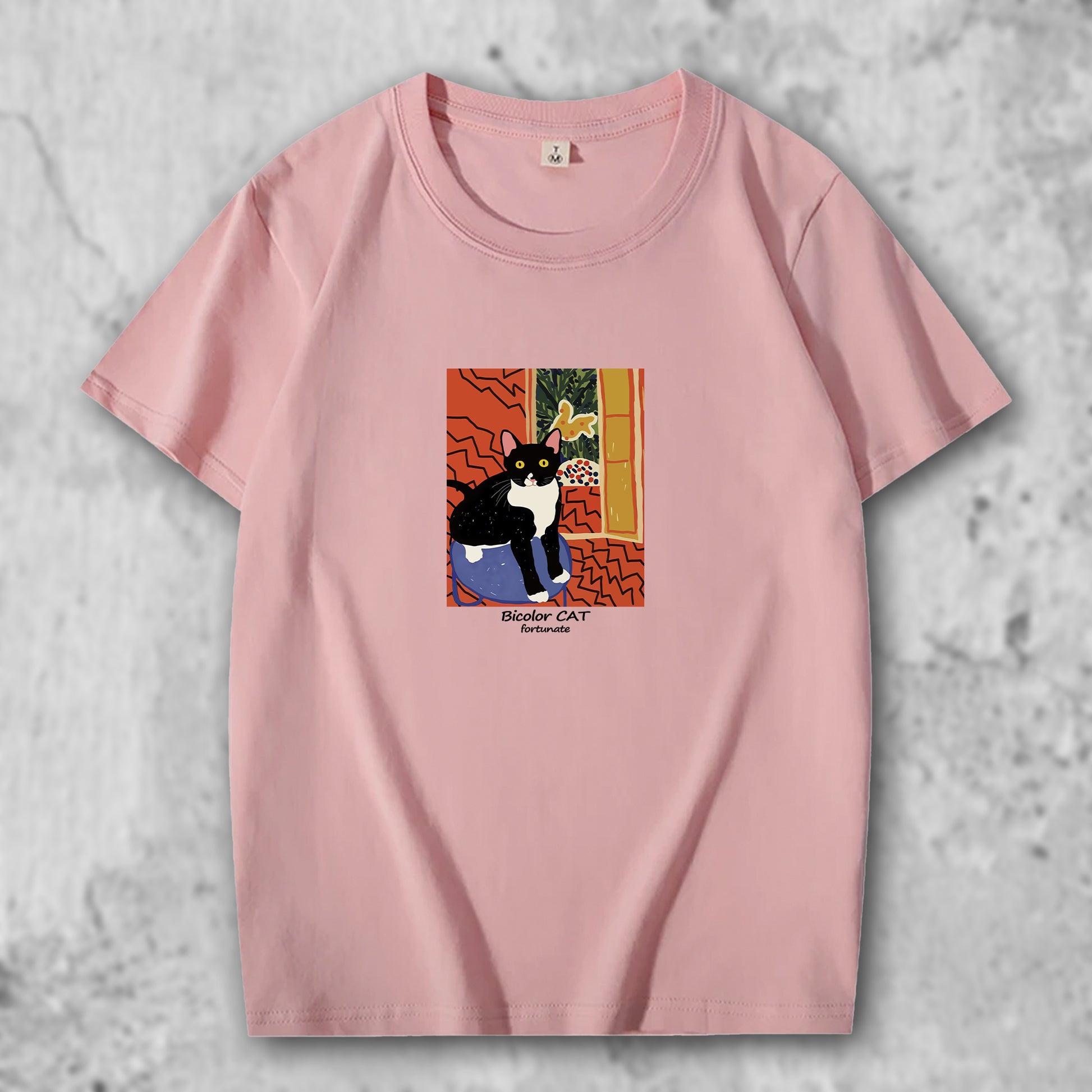 マティスのブチ猫の作品がプリントされたTシャツのピンク