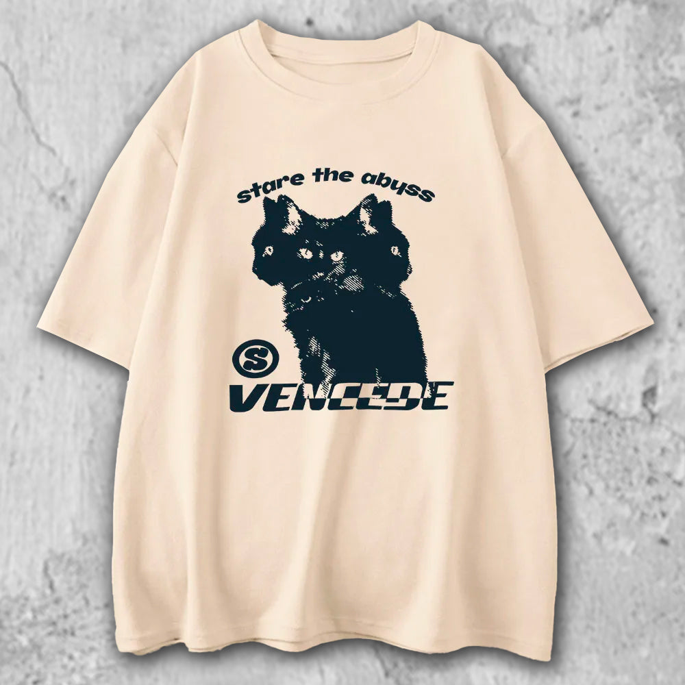 3匹の黒猫のイラストがプリントされたTシャツのベージュ