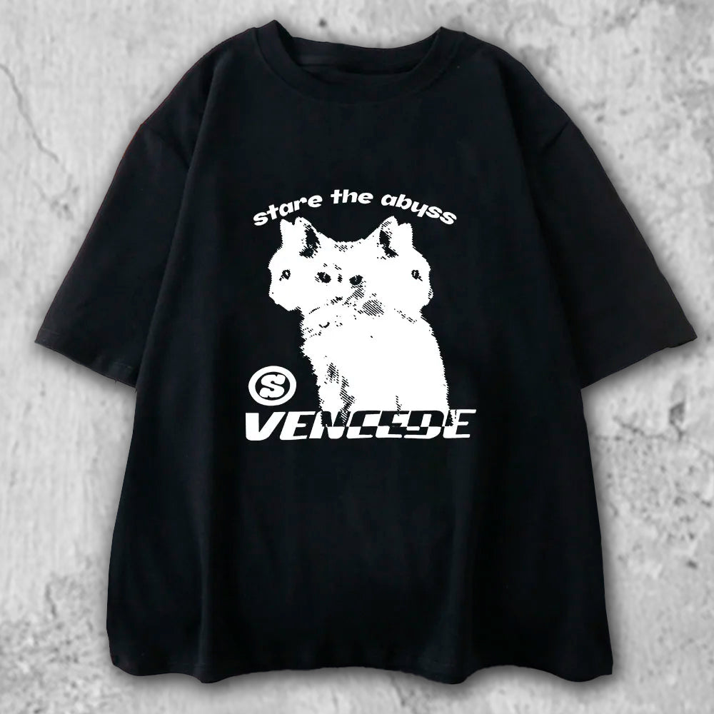 3匹の黒猫のイラストがプリントされたTシャツの黒