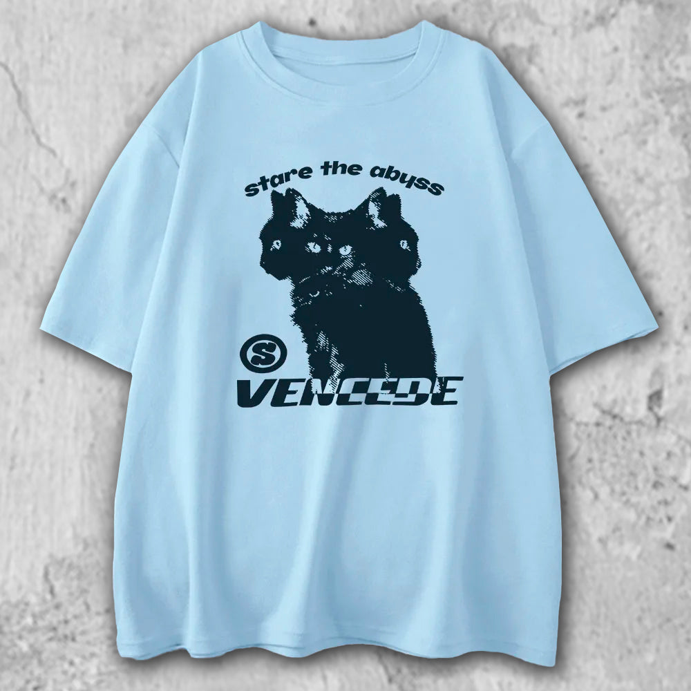 3匹の黒猫のイラストがプリントされたTシャツのブルー