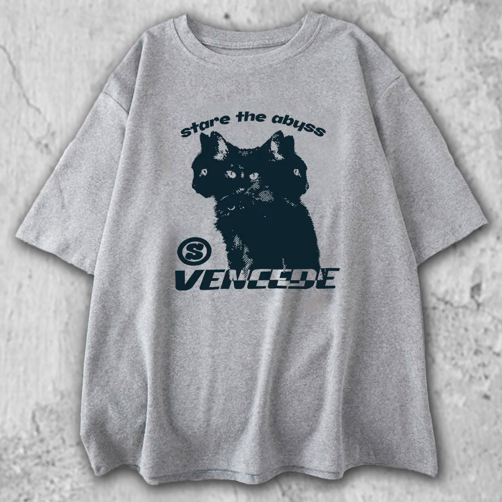 3匹の黒猫のイラストがプリントされたTシャツのグレー